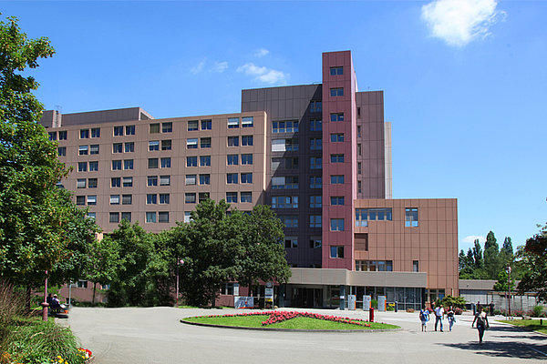 Außenansicht Städtisches Krankenhaus Pirmasens mit Kreisel vor dem Haupteingang