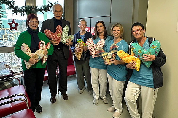 Übergabe der Herzkissen an die Onkologie