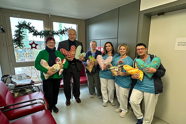 Übergabe der Herzkissen für den onkologischen Bereich