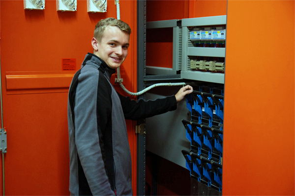 Auszubildender zum Elektroniker Elektronikerin für Energie- und Gebäudetechnik