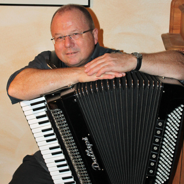 Herr Lutz an seinem Akkordeon