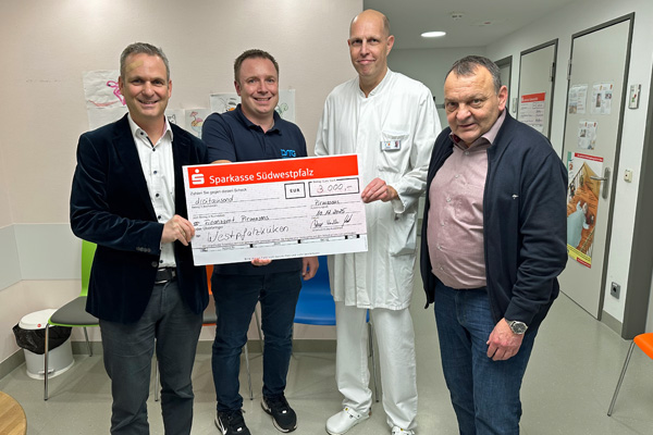 Übergabe des Spendenschecks durch Vertreter des Finanzamts Pirmasens
